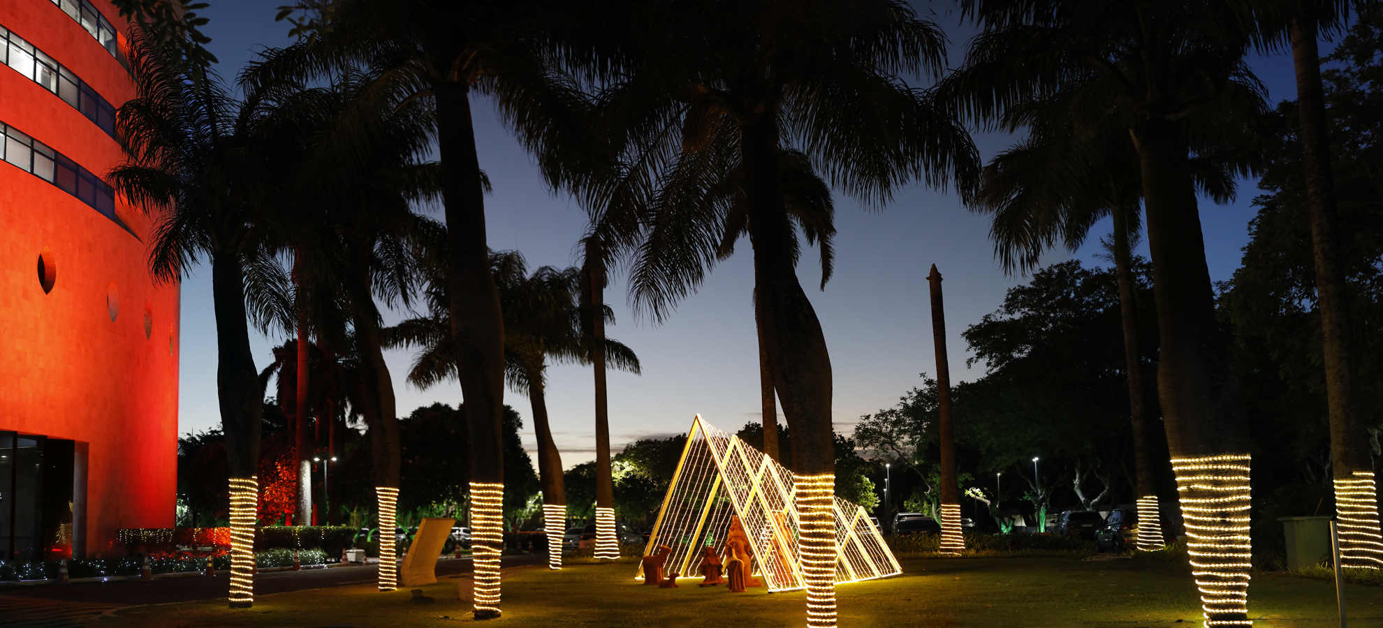 Acesse a notícia comleta: Edifício-sede do TRF5 ganha decoração e iluminação natalinas