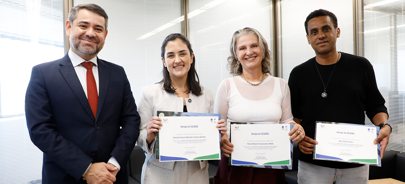 Acesse a notícia comleta: Corregedoria Regional faz entrega do certificado Amigo do CEJUSC