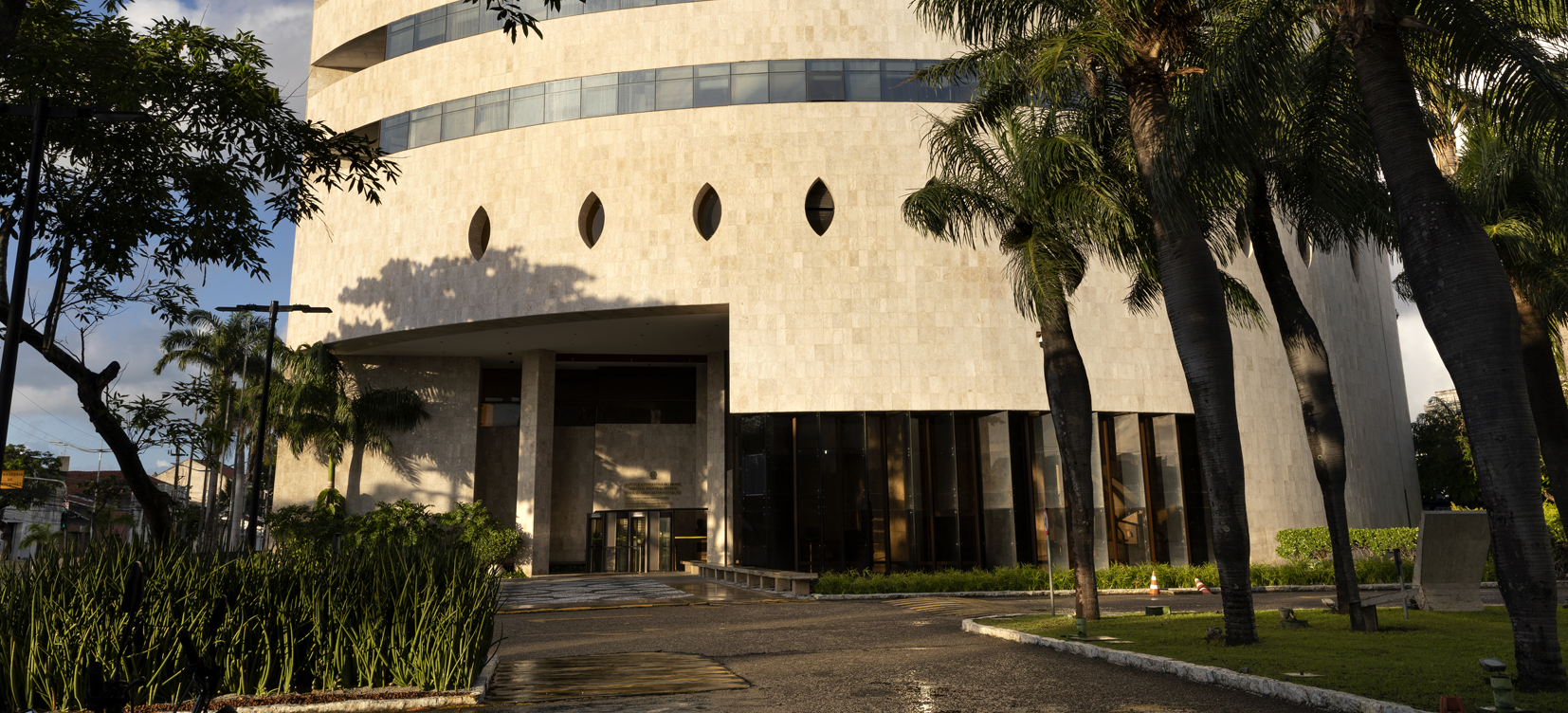 Acesse a notícia comleta: TRF5 estabelece expediente remoto no dia 20 de abril