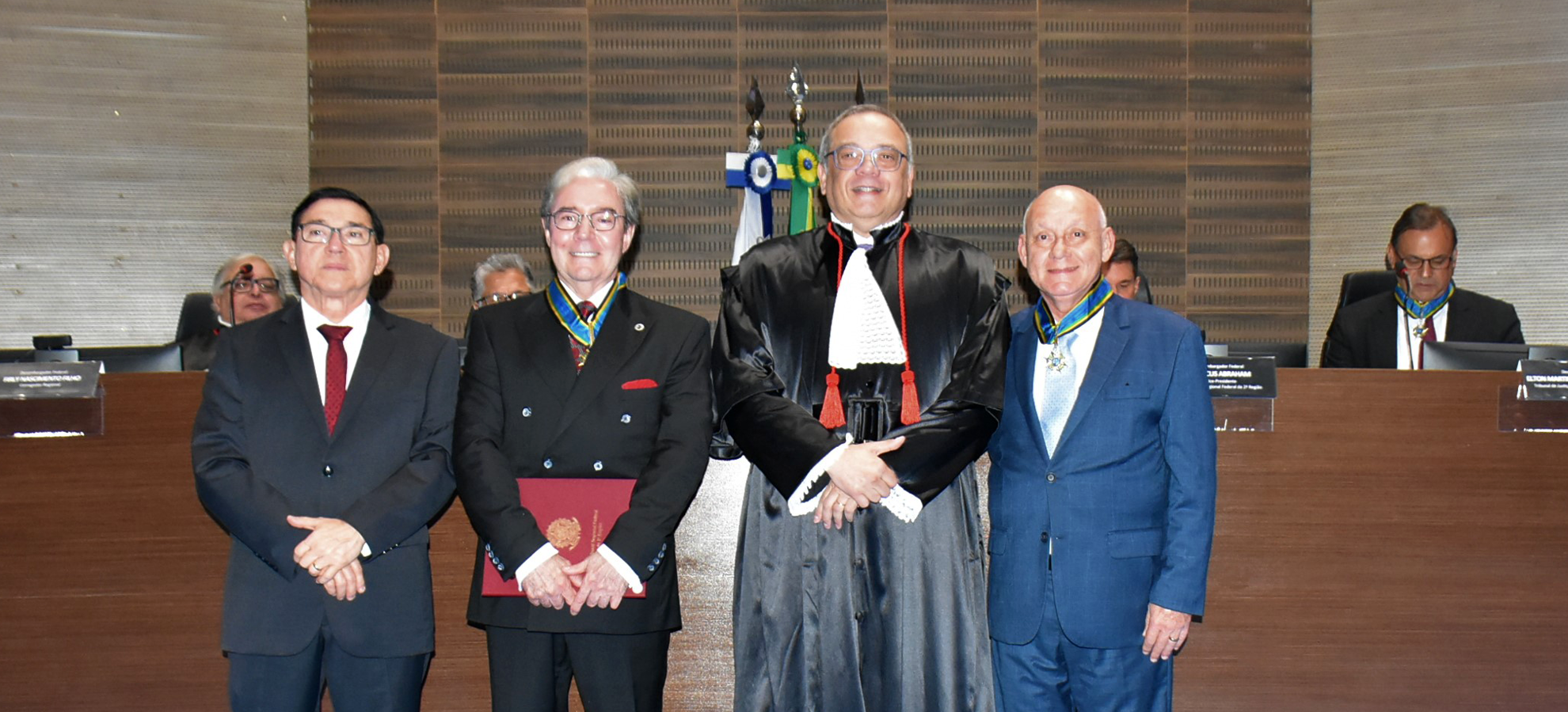 Acesse a notícia comleta: Presidente do TRF5 prestigia entrega de medalha no TRF2
